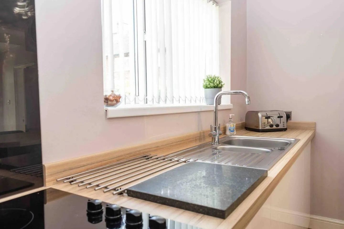 Holiday home Comfortable And Convenient 3 Bedroom House With Parking Handsworth