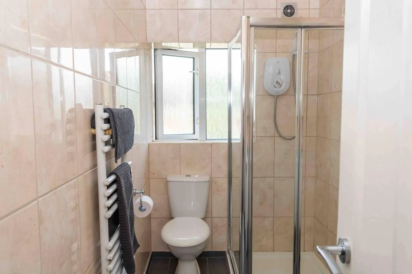 Comfortable And Convenient 3 Bedroom House With Parking Handsworth 0*,  United Kingdom