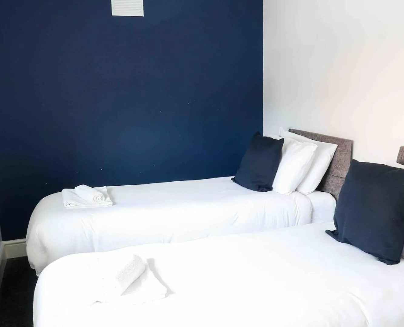 Comfortable And Convenient 3 Bedroom House With Parking Handsworth