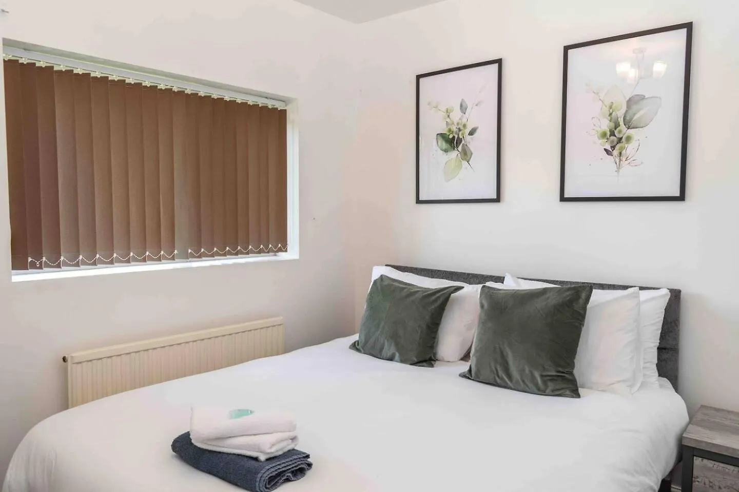 Comfortable And Convenient 3 Bedroom House With Parking Handsworth 0*,