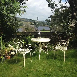 Holiday home Bijou In Bronte Country With Wood-burning Stove & Hot Tub, Haworth